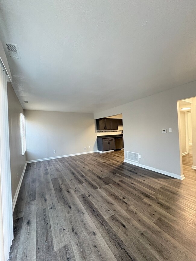 Building Photo - Remington On Rockville Living