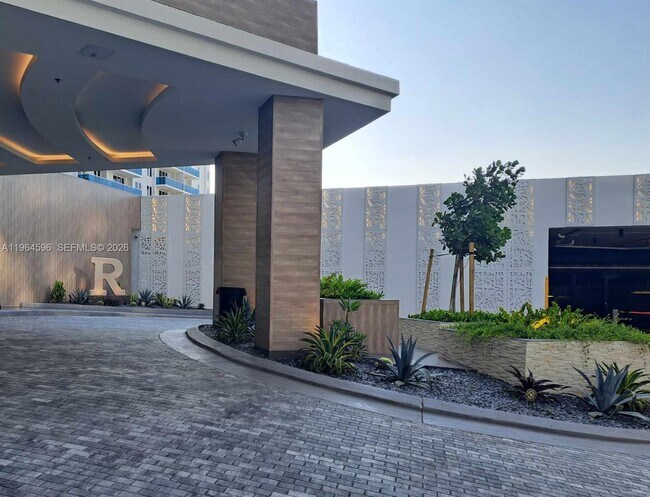 Building Photo - 2301 Collins Ave