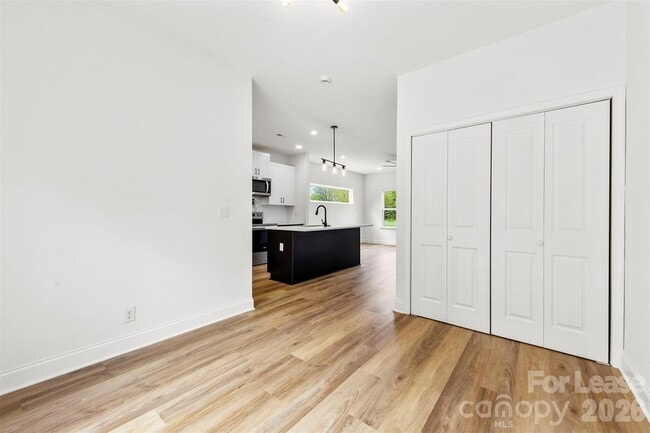 Building Photo - 2043 Green Oak Dr