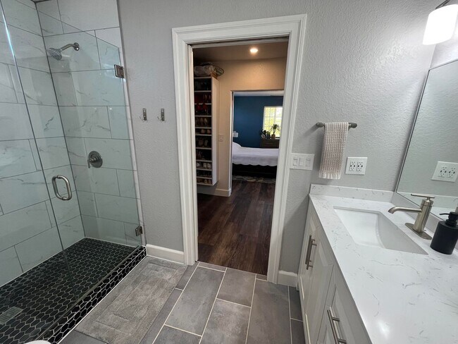 Building Photo - ****Move In Special**** $300 off 1st Month...
