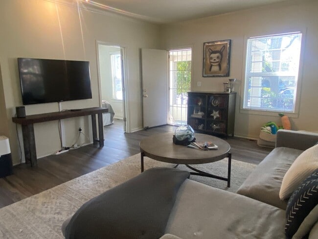 Building Photo - Pleasanton, Charming Downtown Living, Walk to Main St. 3 bed / 1 bath – Large Yard! Great schools