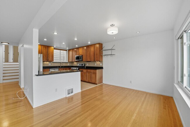 Building Photo - 805 Foerster St