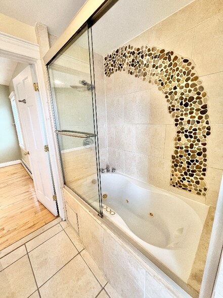 Building Photo - 13 Messenger St