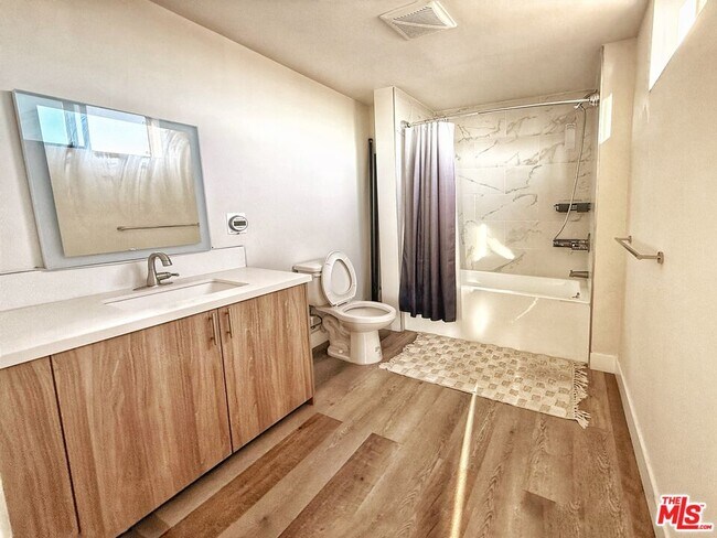 Building Photo - 723 S St Andrews Pl