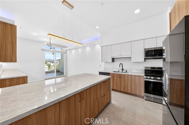 Building Photo - 401 N Serrano Ave