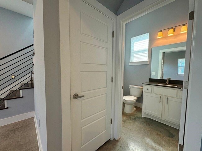 Building Photo - 6201 Felix Ave