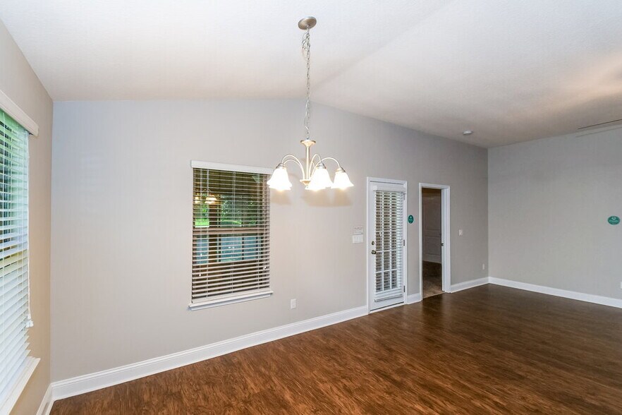 Building Photo - 2195 Thornbrook Dr