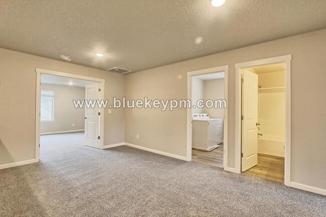 Building Photo - 3 Bed, 2.5 Bath Townhome in Ridgefield at ...