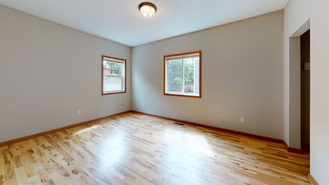 Building Photo - 1018 16th Ave SE