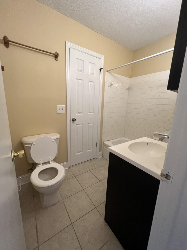 Building Photo - 323 Beverly St