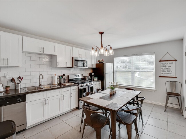 Building Photo - 1400 Shadow Brook Trail