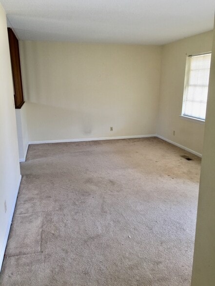 Bedroom 2 wating for better picturtes carpet has been clean - 963 Brynwood Dr