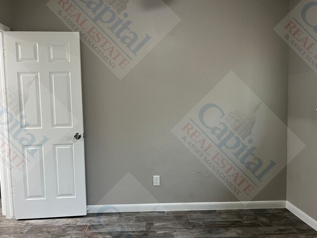 Building Photo - Spacious 3 Bedroom