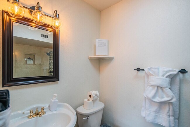 Building Photo - 6411 E Thunderbird Rd