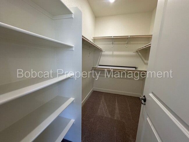 Building Photo - 925 Nelle Dr
