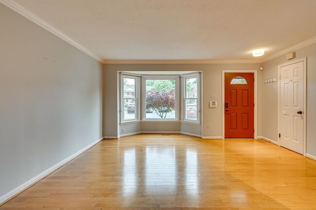 Building Photo - Fantastic townhome in Alexandria