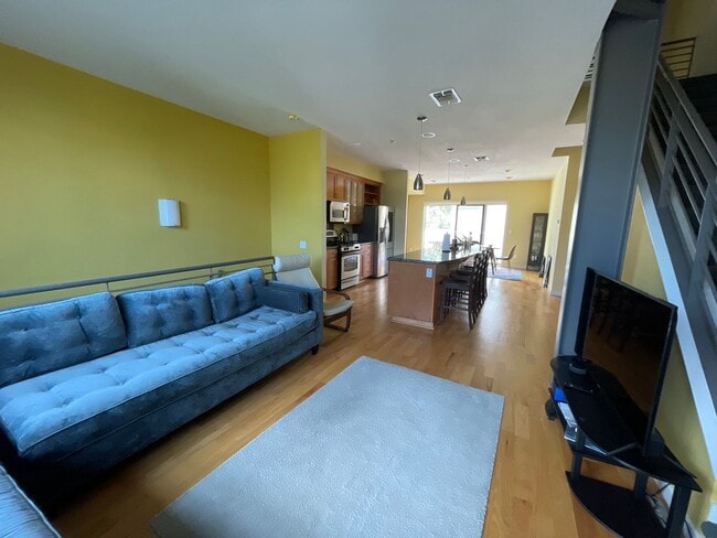 Building Photo - $1,000 OFF FIRST MONTH'S RENT!! Spacious 3 bedroom / 2.5 Bath Apartment in Emeryville, CA.