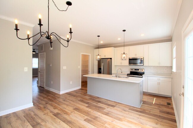 Building Photo - Large 3 level large end unit townhome with...