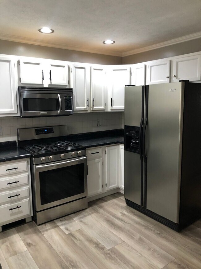 Building Photo - TWYCKENHAM ESTATES....3 Bedroom 2.5 Bath House