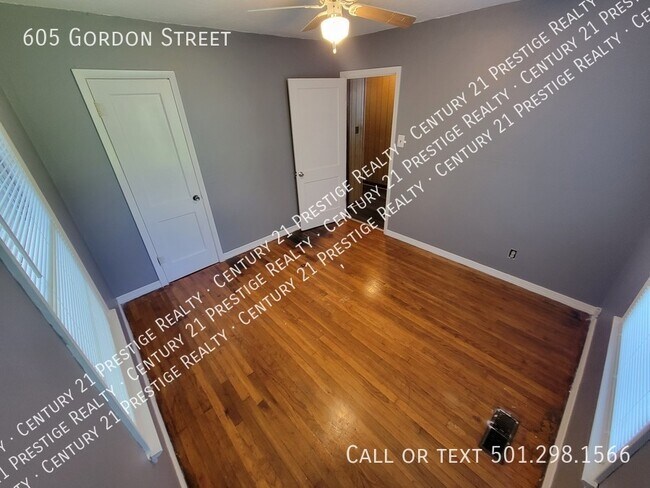Building Photo - 605 Gordon St