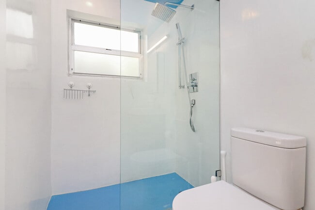 Building Photo - 250 Collins Ave