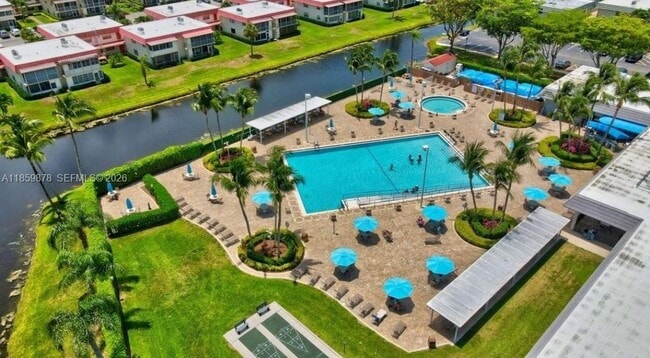 Building Photo - 303 Burgundy G