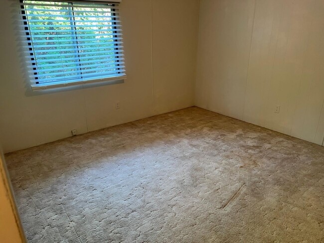 Building Photo - Springfield Riverfront Home