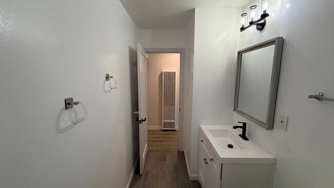 Building Photo - Pleasant Hill! Beautiful remolded 3 bedroom 1 bath single family home excellent neighborhood!