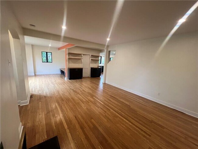 Building Photo - 127 Westland Dr