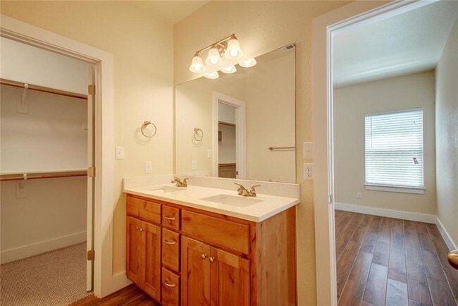 Building Photo - 602 Colt St