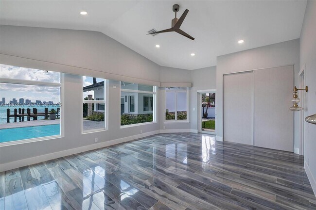 Building Photo - 1365 Bay Terrace