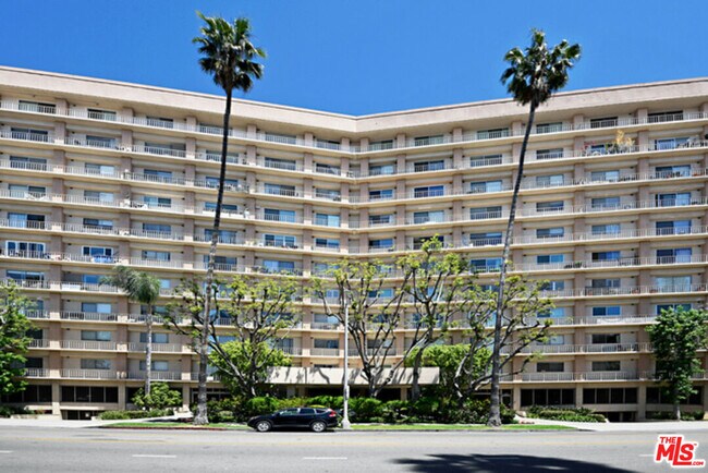 Building Photo - 100 S Doheny Dr