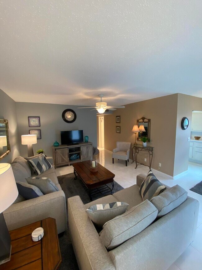 Building Photo - 72 Newport D