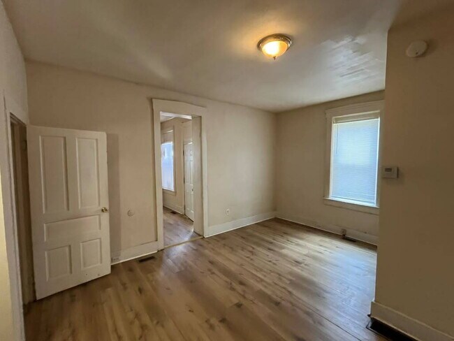 Building Photo - "Charming 1-Bedroom FIRST FLOOR Duplex in St. Louis City- Your Spacious 850 sq. ft. Retreat Await...