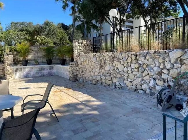 Building Photo - 1235 S Highland Ave