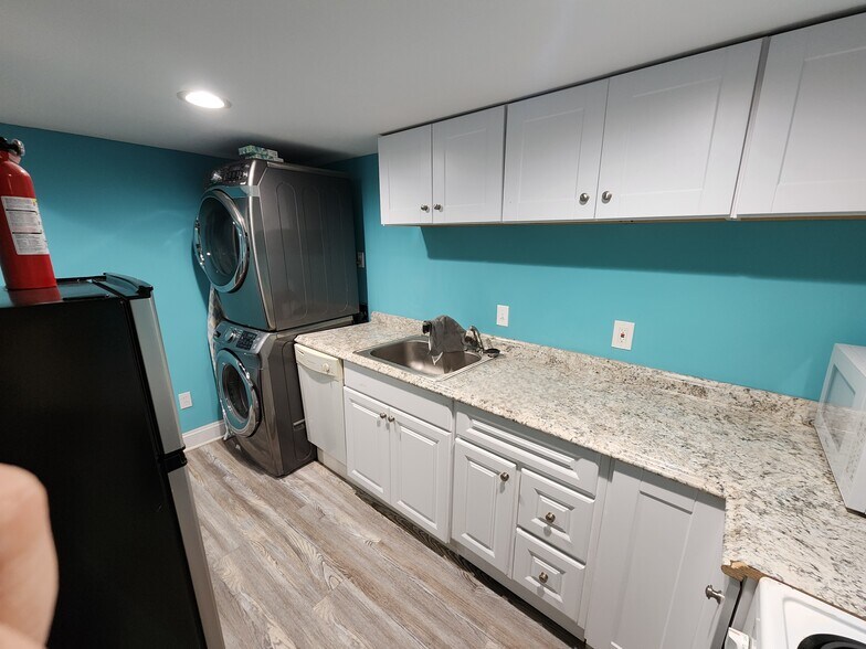 Building Photo - 5014 Nantucket Rd