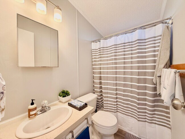 Building Photo - Recently renovated-3 bedroom/2 bathroom home-fully furnished-located in Tanglewood Subdivision