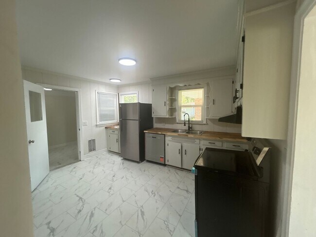 Building Photo - 3711 Kaiser Ave