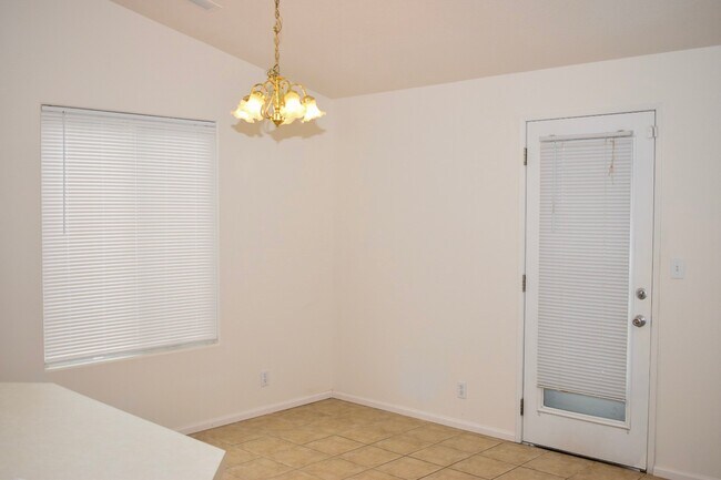 Building Photo - Great 3BD Ranch in Orchards- Gorgeous Laminate Floors Throughout!