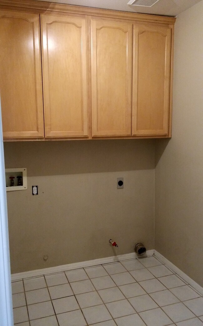 Building Photo - Custom 3 Bd 2ba Home at River Oaks Community