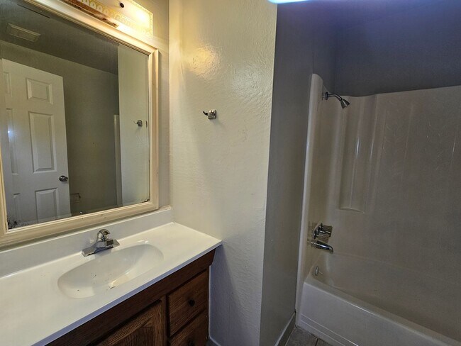 Building Photo - Sunny and Bright 2 Bedroom Townhouse in Vallejo CA