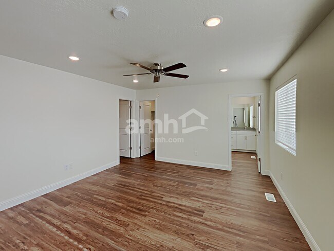 Building Photo - 2411 E Buckskin Way