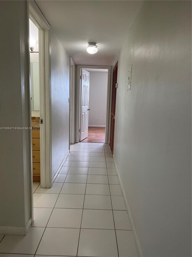 Building Photo - 500 NE 2nd St