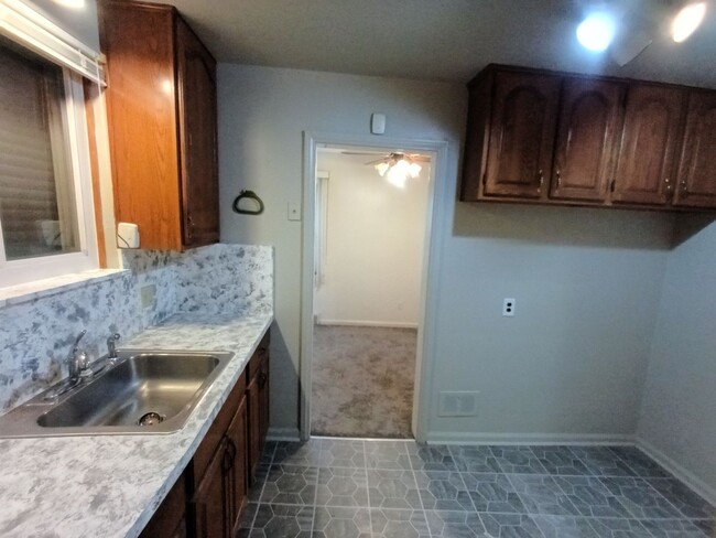 Building Photo - 3 bedroom 1 bathroom on the Westside NOW A...