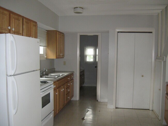 Building Photo - Close to Campus