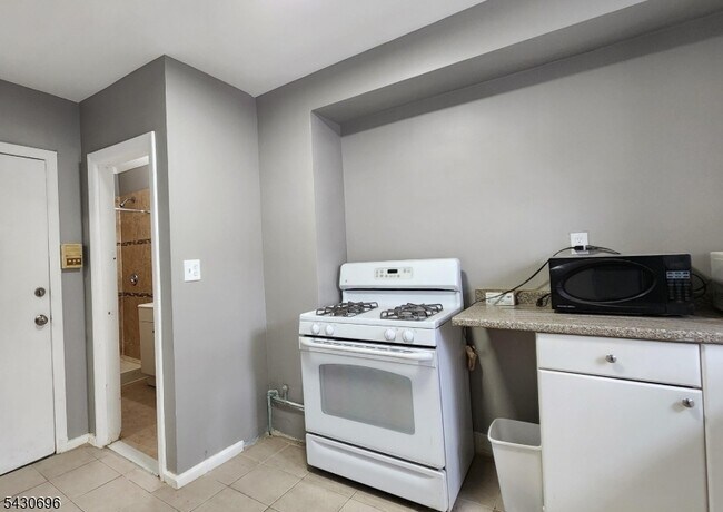 Building Photo - 423 2nd St
