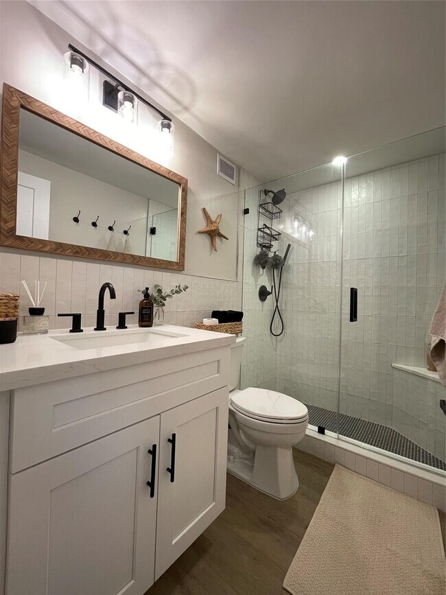 Building Photo - 400 Kings Point Dr