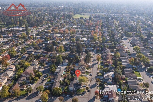 Building Photo - 1050 Oaktree Dr