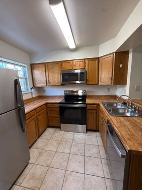 Building Photo - Beautiful 2-Bedroom Townhome in Aurora – Available NOW!