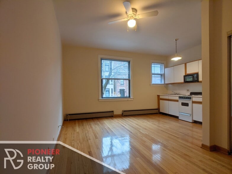 Building Photo - 634 W Barry Ave